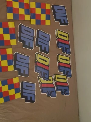 Stora DIF klistermärken - Säljer ett gäng DIF klistermärken i blått, gult och rött samt mosaikplattor i samma färger. Klistermärkena har 3D-effekt och tydlig DIF-text, perfekt för att dekorera laptop, mobil eller annat.  Stora klibbor
