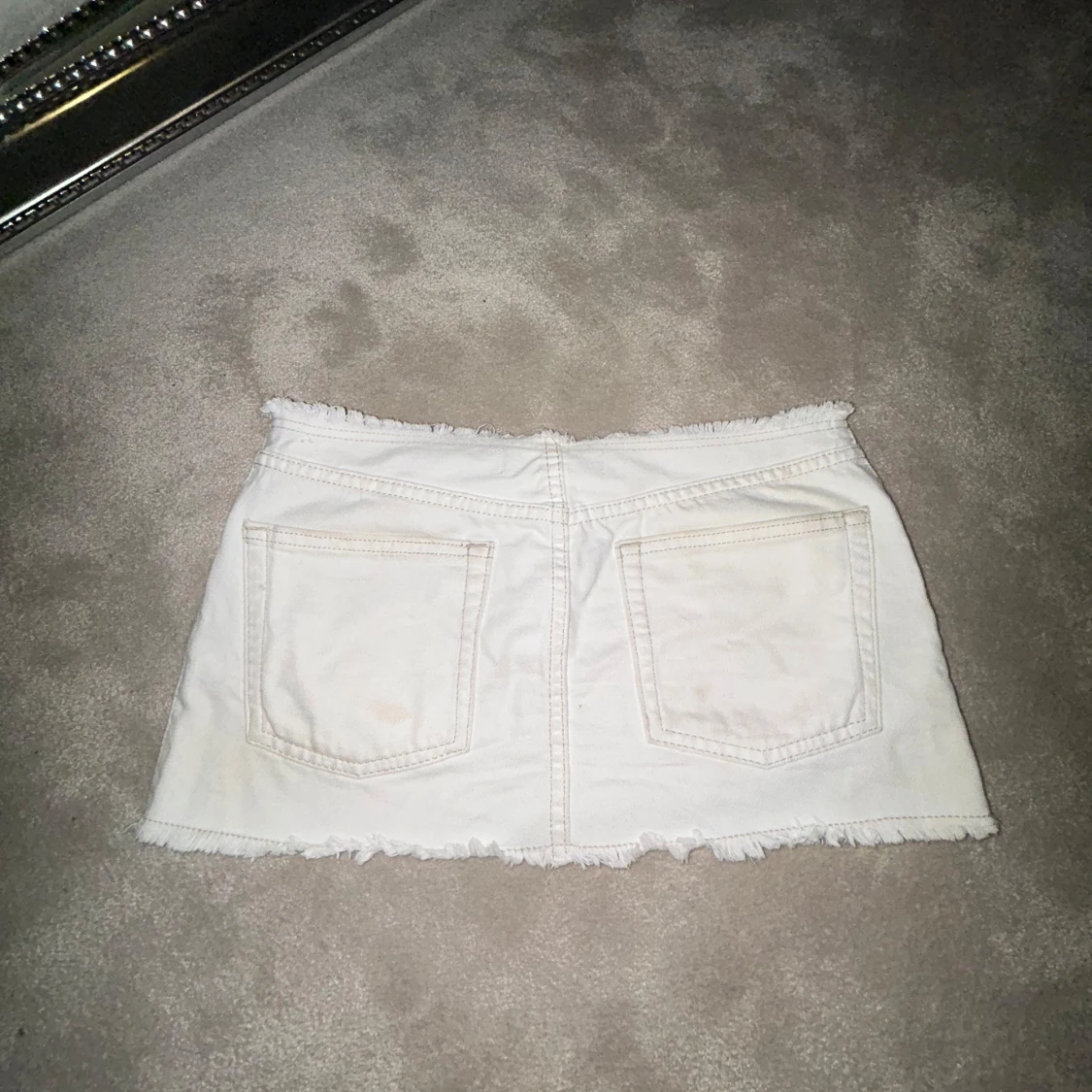 Vit kort jeanskjol