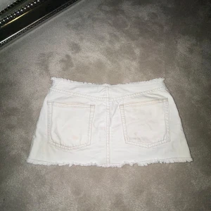 Vit kort jeanskjol  - Vit Kort jeanskjol som är knappt andvänt men skitsnygg 35 i midjan🥰