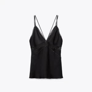 Zara topp med nitar - Säljer denna super coola topp från zara som aldrig kommit till användning, perfekt till fest! 🖤
