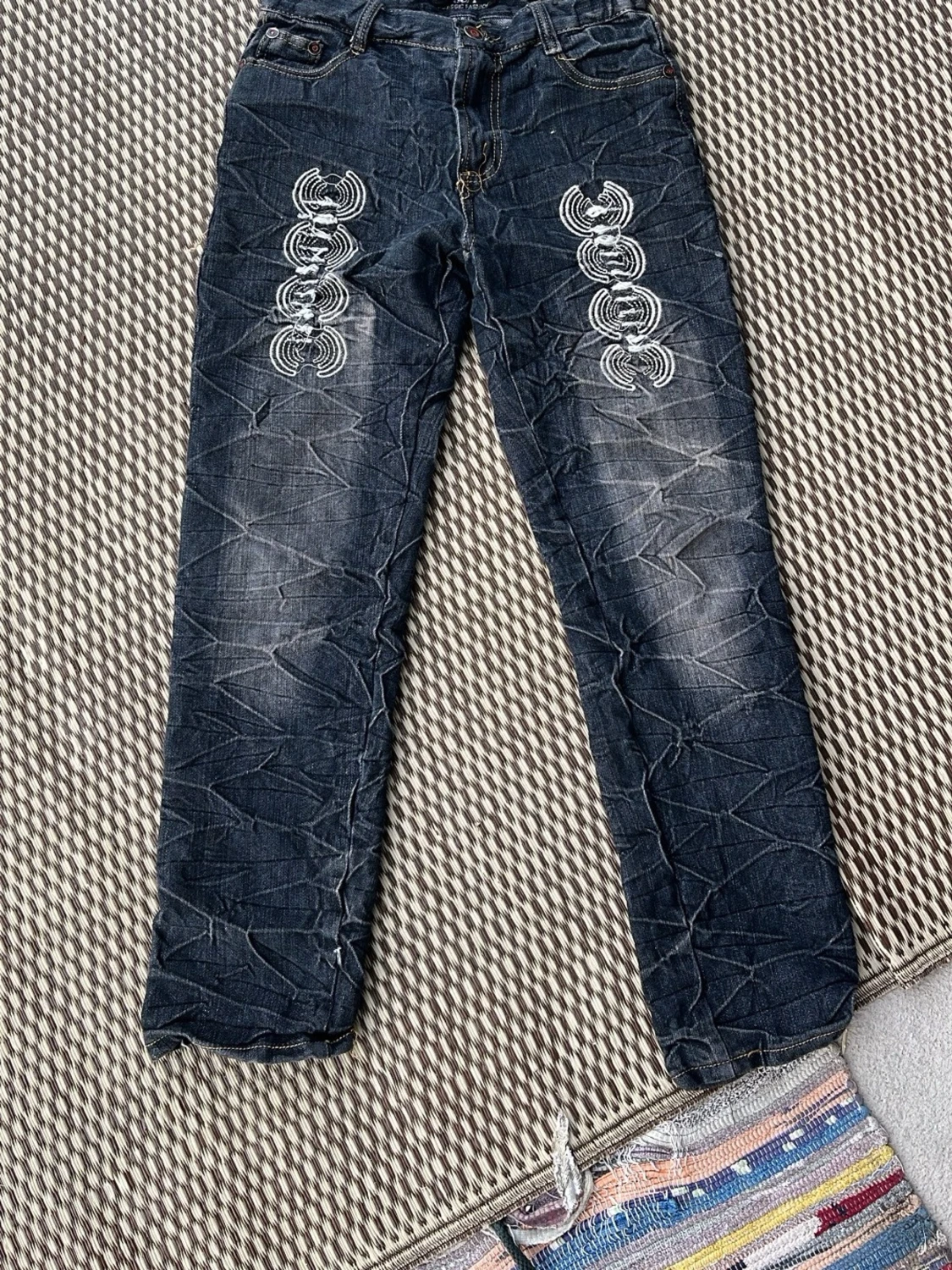 Mörkblå tribal-mönstrade jeans