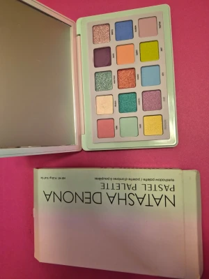 Natasha Denona Pastel Palette ögonskugga - Superfin ögonskuggspalett från Natasha Denona med 15 pastelliga nyanser i både matta och skimriga färger. Paletten har allt från blått, grönt, rosa, lila till gult och persika. Kommer i en snygg förpackning med stor spegel. Perfekt för kreativa och färgglada looks. 3-4 skuggor är swatshade, testade