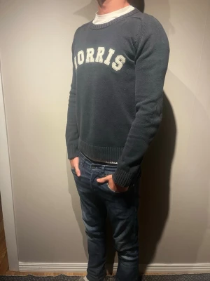 Mörkblå tröja från Morris - Crewneck/tröja från morris i storlek S. Färgen är mörkblå. Modellen är 177cm och väger 65kg. Skriv för mer info✨✨