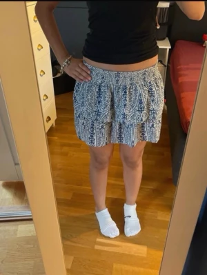 Blå kort volang kjol - Super bra