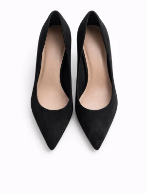 Svarta klassiska widefit klackar - Stilrena svarta pumps med spetsig tå och smal klack. Skorna är tillverkade i mockaimitation och har en mjuk innersula i beige. Perfekta för dig som gillar en elegant och tidlös look. De är i wide-fit