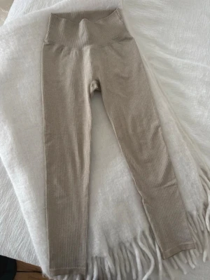 Set aimn  - Beige ribbat set ifrån aimn, stl S i båda delarna ☺️ toppen är oanvänd och tightsen bara använda en gång 💕