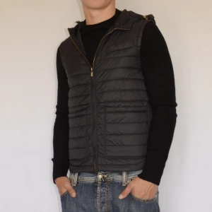 Massimo Dutti väst  - MASSIMO DUTTI VÄST MED LUVA  Storlek : M  Passform : Normal  Användning : Västen är i ett väldigt fint skick utan defekter  Nypris : Cirka 1200SEK  Modellen på bilden är 182CM och väger 79KG