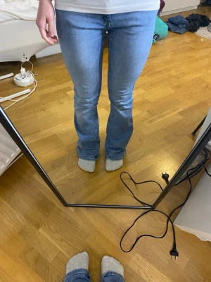 Ljusblå bootcut jeans - Säljer ett par ljusblå bootcut jeans. Jeansen lätt utsvängda ben. Perfekta till sneakers eller boots för en avslappnad look. Dom är lite slitna längst ner men pris går att diskutera 