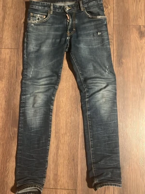 Jeans - Hej, säljer ett par äkta Dsquared jeans priset går att diskutera mycket bra skick dom ser lite rynkiga ut men det är bara på bilden det kan jag lova skriv till mig om ni vill ha bild när jag har på mig dom eller andra frågor