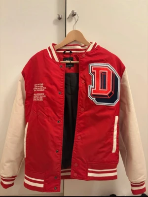 Cool jacka - Knappt använd, mycket bra skick. Unisex