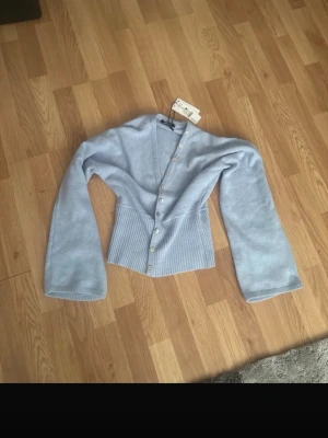  kofta  - Ljusblå kofta från Gina, helt ny med prislapp. Säljer den då jag fick den i julklapp men den va tyvärr för stor. Pris kan diskuteras 