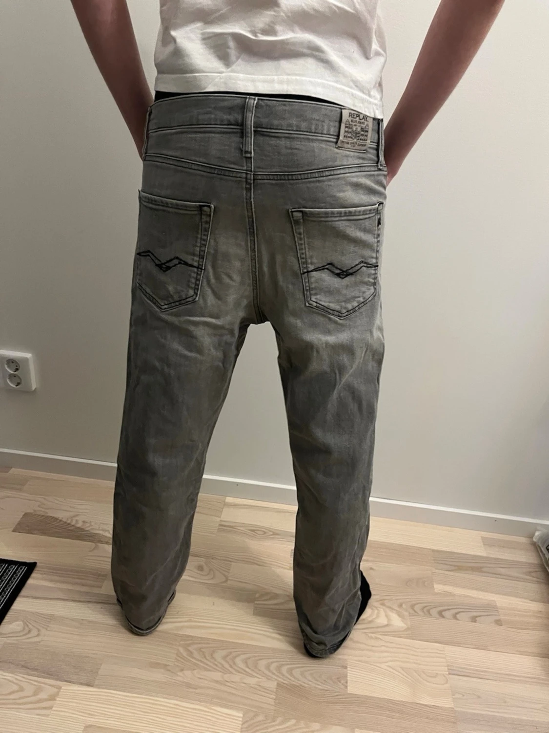 Grå raka jeans med slitningar - 2