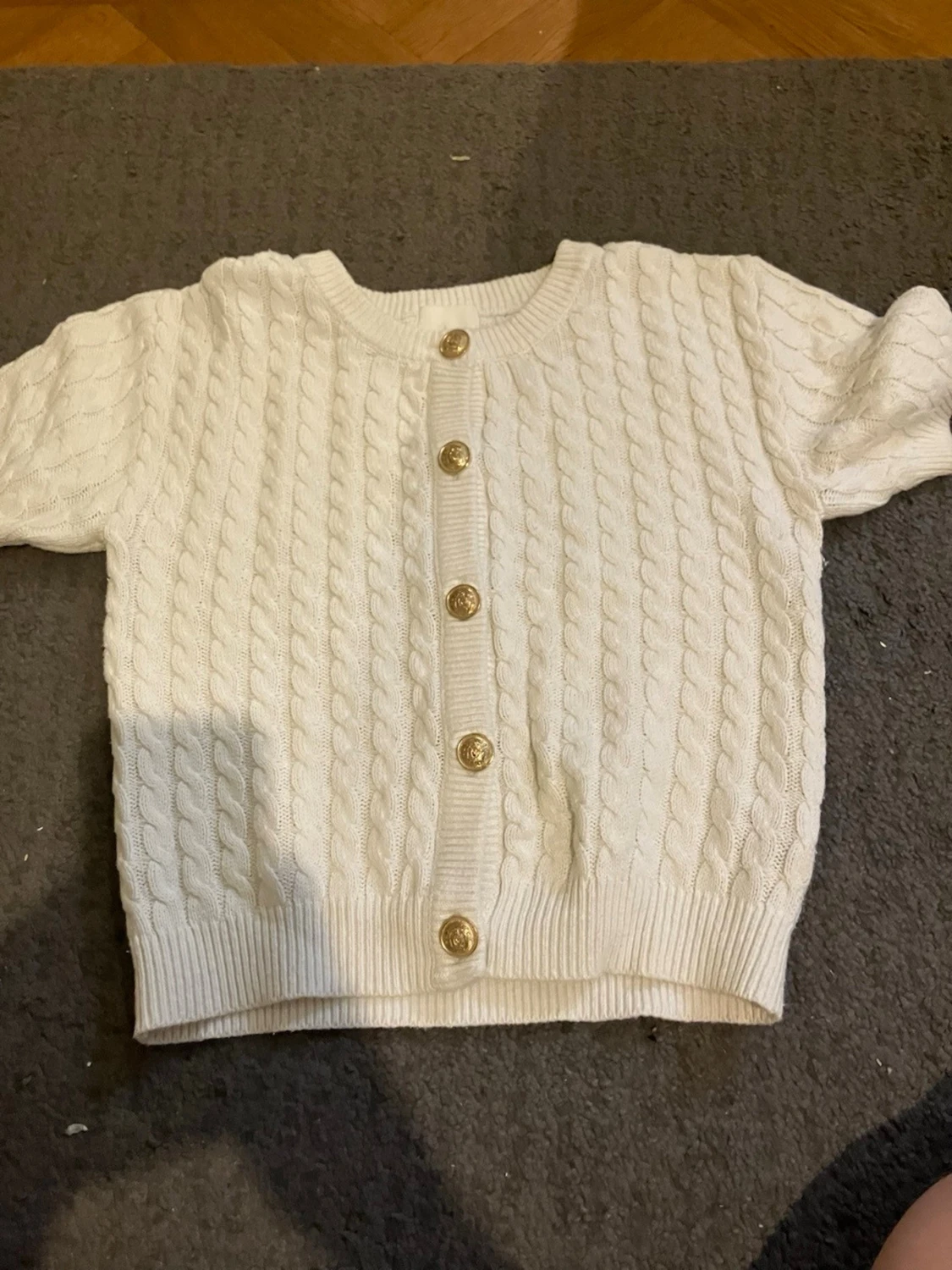 Vit kabelstickad kofta med kort ärm