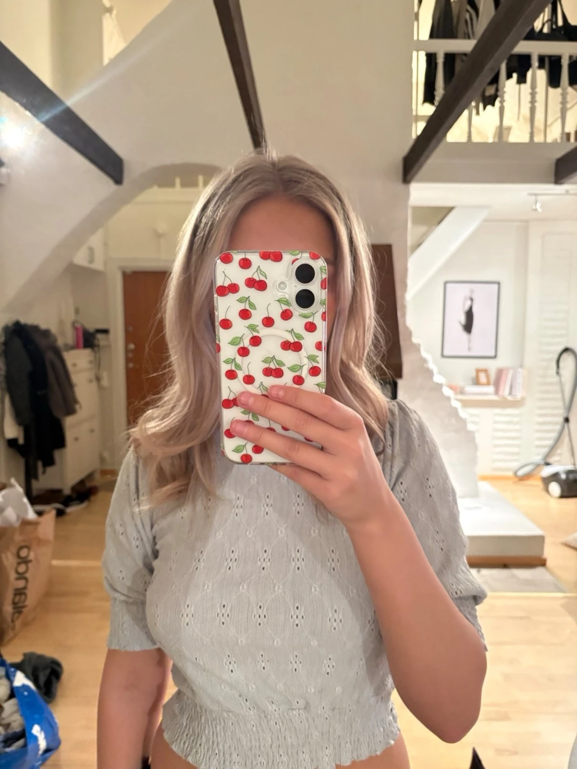 Ljusgrå broderad topp med puffärm