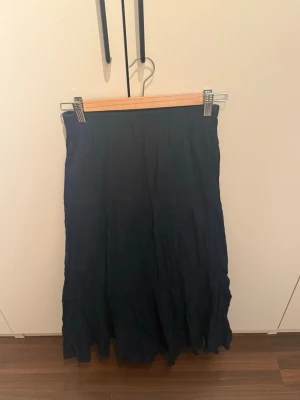 lång kjol - inga defekter och nypris 299kr