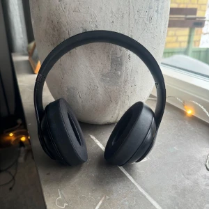Beats by Dr Dre Studio 3 - Stilrena svarta over-ear hörlurar från Beats by Dr Dre med oanvända och nybytta öronkuddar och justerbart huvudband. Hörlurarna är hopfällbara för enkel transport och har en modern, minimalistisk design. Laddsladd, sladd mellan iPhone och hörlurar samt adapter ingår. För 1000kr extra ingår även beats solo 3. Finns att se i egen annons.