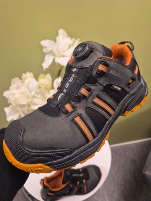 Svarta Solid Gear Hydra GTX technical safety shoes 38 - Tuffa svarta kängor från Solid Gear med orange detaljer och Vibram-sula. Skorna har BOA-snörning och är tillverkade i slitstarkt material med Gore-Tex för extra skydd. Perfekta för dig som vill ha både stil och funktion. Inköpspris:-4499