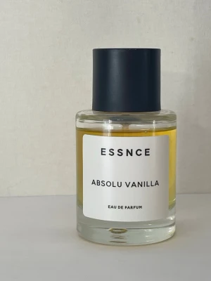 ESSNCE Absolu Vanilla  - Absolu vanilla från essnce Toppnoter vaniljorkide, jasmin. Hjärtnoter vanilj, Tonkaböna Basnoter amberwood, mysk, brunt socker patchouli 