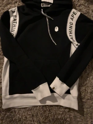 Bape hoodie - Bra skick stl L men liten i storleken