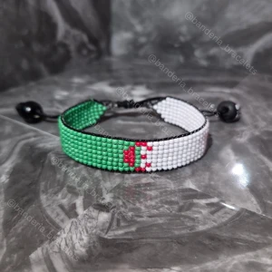 Handgjort Armband Algeriska Flaggan - ✨️Justerbart, enkelt att öppna och stänga ✨️Kan stängas till en 15cm omkrets och öppnas bredast till ca 27cm omkrets ✨️Höjden av flagg-delen är 1,3cm ✨️Flagg-delen minus "glidknuten" är 14cm lång ✨️Skickas inom en vecka så fort tillverkningen är klar