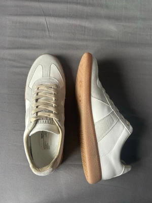 Maison margiela  - 1o  1 Maison margiela. Kan fixa kvitto men kommer inte kunna sänka priset då. 