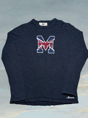 Morris grovstickad tröja - herr strl L - Säljer en mörk marinblå Morris grovstickad tröja med brodering i mitten av bröstkorgen samt liten Morris brodering nedtill i storlek L. Endast använd ett fåtal gånger.  👕 Märke: Morris 📏 Storlek: L 🎨 Färg: Mörk marinblå 🧵 Material: 100% bomull 📐 Mått: 72 cm lång, 52 cm bred 📌 Skick: Nyskick, endast använd ett fåtal gånger  💬 Hör av dig vid frågor 💰 Pris kan diskuteras vid snabb affär 📦 Skickas inom 24 timmar