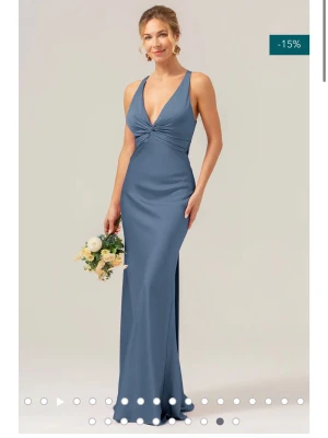 Balklänning ny  - Super fin blå långklänning i satin med djup v-ringning och en öppen rygg ifrån Zapaka. Klänningen har en rosett bak och en figurnära passform. Aldrig använd🥰ny pris 1500kr