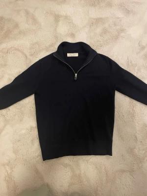 Sayless half zip - Säljer denna mörkblå half zip från sayless. Tröjan är använd ett fåtal gånger. Kontakta vid minsta fråga!