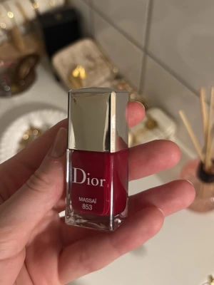 Dior Nagellack Massai 853 röd - Snyggt rött nagellack från Dior i nyansen Massai 853. 