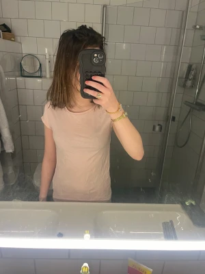 Ljusrosa basic t-shirt - En enkel och stilren ljusrosa t-shirt med rund hals och korta ärmar. T-shirten har en normal passform och är tillverkad i mjuk bomull, perfekt för en clean och avslappnad look. Säljer den då den inte kommer till användning, kontakta mig om ni har några frågor 💕passar både XXS & XS