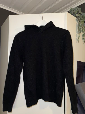 Merino Hoodie - En riktig soft och go hoodie i 100% merinoull från märket Vailent! Säljer då den är för liten för mig, men väldigt bra skick, inga defekter. Skriv vid frågor! Jag är 176 så skulle säga den passar 172+-