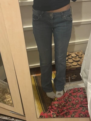 Blå bootcut jeans med fickdetaljer - Säljer mina jätte snygga jeans då dom tyvärr är för stora för mig då jag köpte fel storlek, dom är lowwaist och bootcut. Använda 1 gång❤️ Stl S/M