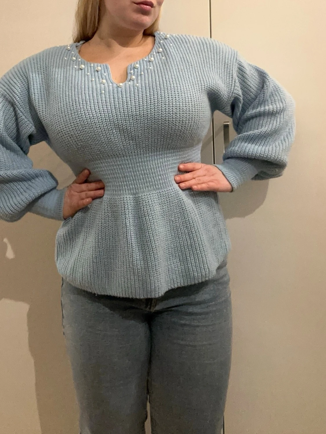 Ljusblå stickad tröja med pärlor - 2