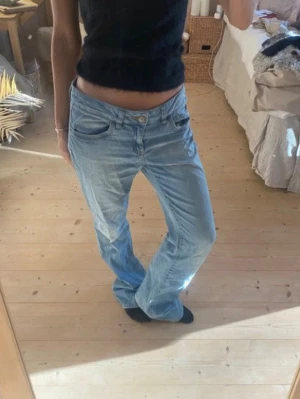 Breda jeans - SÅ SNYGGA, dem är söndriga där nere 