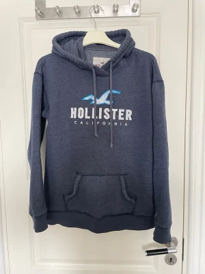 Hollister Hoodie - Nu säljer jag denna riktigt feta hoodien från märket Hollister. Hoodien är i riktigt fint skick och är i storlek M. Hör av dig vid minsta fundering!