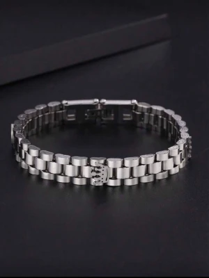 R0LEX Armband  - Säljer helt ny och oanvänd R0LEX armbadn. Storlek på den är 20.5 cm. Men jag kan korta ner den till den storlek du vill ha 