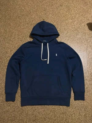 Marinblå Ralph lauren  - Säljer en marinblå Ralph lauren, knappt använd o som ny, nypris runt 2000-2500, skriv vid funderingar 