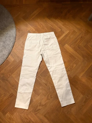 Beige chinos straight leg  - Snygga beige chinos med raka ben och klassisk passform. Byxorna är från select homme och storleken W30 L32. Inga defekter eller missfärgningar. Skriv gärna om frågor 