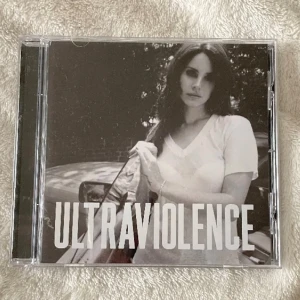 Lana Del Rey - Ultraviolence CD - Ultraviolence av Lana Del Rey CD :) Mycket bra skick, funkar som den ska! Säljer då jag inte lyssnar på den så ofta längre. Jättebra album verkligen🎉  — Paketerar så säkert som möjligt när jag skickar. Skriv om du har frågor, prisförslag självklart välkomna! 