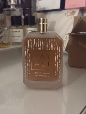 Kayali The Wedding Silk Santal 36 - Doftar väldigt gott, har tyvärr tappat bort locket så har tyvärr inte den, kvittot finns 🫶🏻