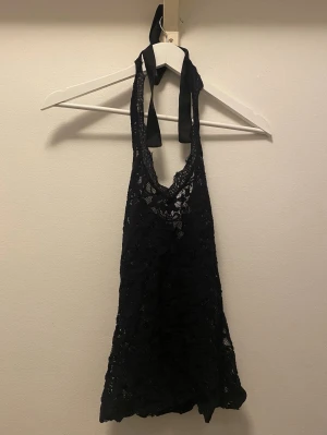 🖤 Svart Spets Halterneck - ✨ Nytt hem åt en svart linnetopp i spets med halterneck och knytband i nacken. Toppen är ärmlös, tight och väldigt snygg. Använd ex antal gånger men i fint skick. Storlek S/36. ✨✨