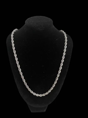 Silverfärgat tvinnat halsband - Snyggt halsband i silverfärg rostar inte. med tvinnad kedja som ger en cool och modern look. Halsbandet har en klassisk design och passar perfekt till olika stilar. 