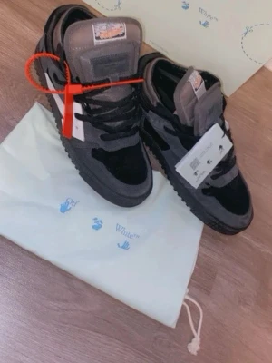 Off-White svarta sneakers med tag - Helt nya och sjävklart äkta. Säljs med original dustbag, kartong och kvitto. Storlek 38