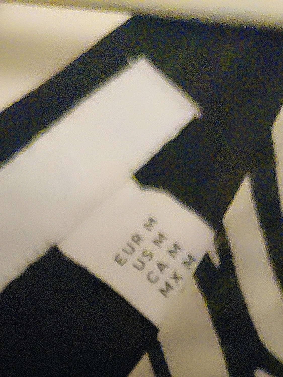 Svartvit mönstrad blus med v-ringning - 1