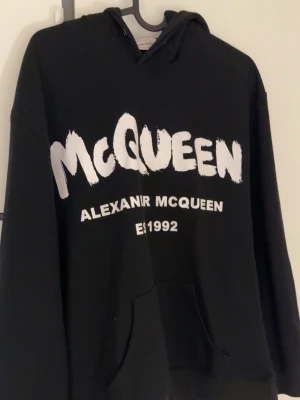 Alexander mcqueen est 1992 hoodie - Nice schyst hoodie för vintern å sommarn. Använder inte längre så säljer för bra pris( Obs) saknar snören men ändrar inte på looken 