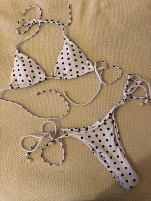 Prickig bikini - Säljer en jätte fin prickig bikini ifrån shein, aldrig använd🙂