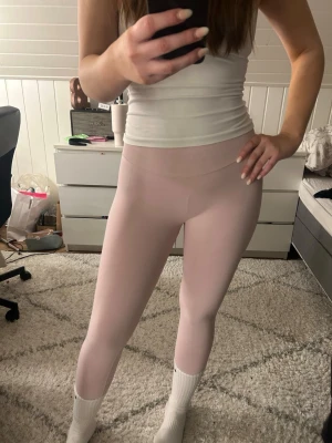 Gravity Scrunch Tights från lunawear i färgen Blossom Pink  - Säljer ett par ljusrosa seamless leggings med hög midja och tight passform. Materialet är stretchigt och mjukt, perfekt för träning eller chill. Knappt använda, i relativt bra skick! Storlek M 