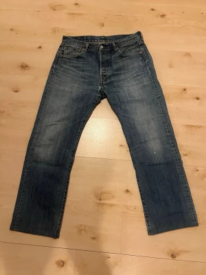 Vintage Levi Jeans - Vintage par Levi jeans.  Kan inte säga storleken som visas på byxorna då det blir vilseledande (pga vintage).  Utgå från denna information:  längd: 182,5  vikt: 77kg  Jag brukar använda levi 32/32. Dessa jeans är LITE för korta för mig, uppsydda tidigare.