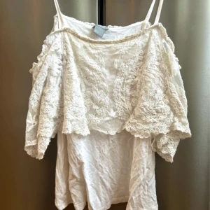 Vit spetsblus från Lindex - Supersöt🩷