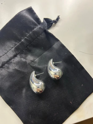Silver örhängen  - Säljer dessa silver ”droppar” ifrån SNÖ of Sweden. Dessa kommer inte till någon användning längre, har inga defekter!💋💋🥰🥹